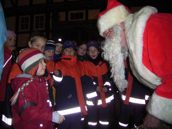 Trotzt Sturm und Regen: Viele Besucher beim Weihnachtsmarkt der Jugendfeuerwehr