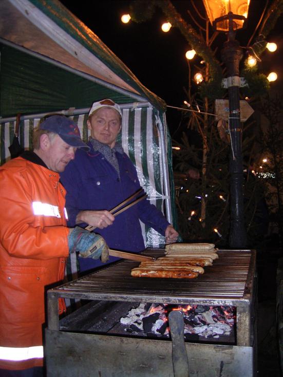 Trotzt Sturm und Regen: Viele Besucher beim Weihnachtsmarkt der Jugendfeuerwehr