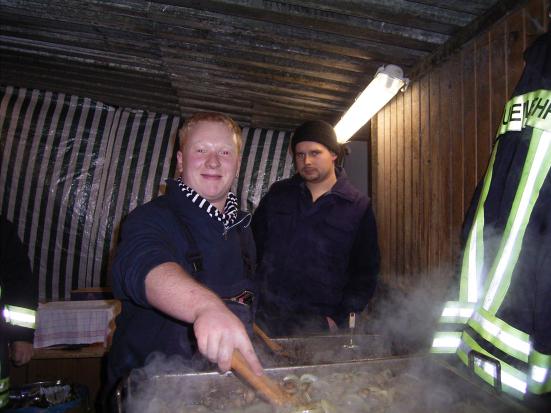 Trotzt Sturm und Regen: Viele Besucher beim Weihnachtsmarkt der Jugendfeuerwehr