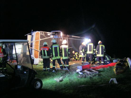 Umgestürzte Wohnwagen am Campingplatz