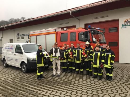 Übergabe der Spende im Rahmen eines Atemschutznotfalltrainings.