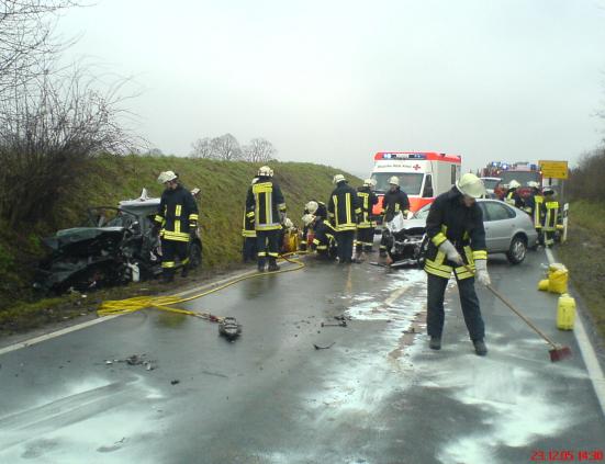 Verkehrsunfall - eingeklemmte Person